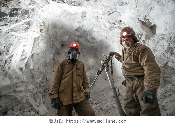 白色背景下一座金矿里为一张矿工姿势的照片辛苦工作